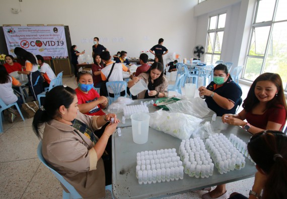 ภาพกิจกรรม คณะวิทยาศาสตร์และเทคโนโลยี ร่วมกับสำนักบริการวิชาการและจัดหารายได้ จัดอบรมเชิงปฏิบัติการ KPRU DIY แอลกอฮอล์เจลสู้ไวรัส COVID-19