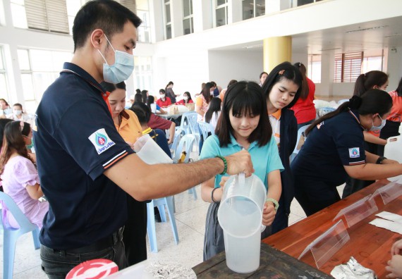 ภาพกิจกรรม คณะวิทยาศาสตร์และเทคโนโลยี ร่วมกับสำนักบริการวิชาการและจัดหารายได้ จัดอบรมเชิงปฏิบัติการ KPRU DIY แอลกอฮอล์เจลสู้ไวรัส COVID-19