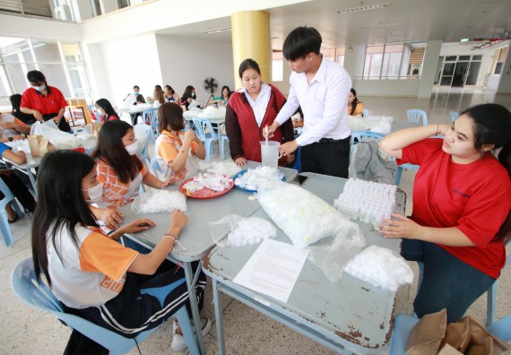 ภาพกิจกรรม คณะวิทยาศาสตร์และเทคโนโลยี ร่วมกับสำนักบริการวิชาการและจัดหารายได้ จัดอบรมเชิงปฏิบัติการ KPRU DIY แอลกอฮอล์เจลสู้ไวรัส COVID-19
