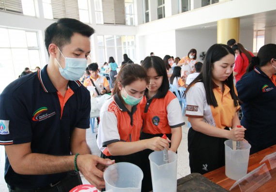 ภาพกิจกรรม คณะวิทยาศาสตร์และเทคโนโลยี ร่วมกับสำนักบริการวิชาการและจัดหารายได้ จัดอบรมเชิงปฏิบัติการ KPRU DIY แอลกอฮอล์เจลสู้ไวรัส COVID-19