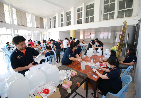 ภาพกิจกรรม คณะวิทยาศาสตร์และเทคโนโลยี ร่วมกับสำนักบริการวิชาการและจัดหารายได้ จัดอบรมเชิงปฏิบัติการ KPRU DIY แอลกอฮอล์เจลสู้ไวรัส COVID-19