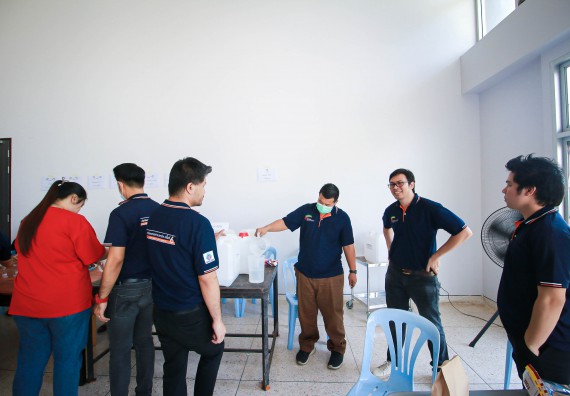 ภาพกิจกรรม คณะวิทยาศาสตร์และเทคโนโลยี ร่วมกับสำนักบริการวิชาการและจัดหารายได้ จัดอบรมเชิงปฏิบัติการ KPRU DIY แอลกอฮอล์เจลสู้ไวรัส COVID-19