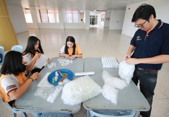 ภาพกิจกรรม คณะวิทยาศาสตร์และเทคโนโลยี ร่วมกับสำนักบริการวิชาการและจัดหารายได้ จัดอบรมเชิงปฏิบัติการ KPRU DIY แอลกอฮอล์เจลสู้ไวรัส COVID-19