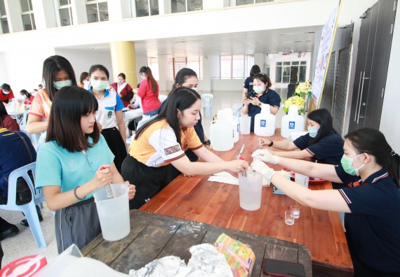 ภาพกิจกรรม คณะวิทยาศาสตร์และเทคโนโลยี ร่วมกับสำนักบริการวิชาการและจัดหารายได้ จัดอบรมเชิงปฏิบัติการ KPRU DIY แอลกอฮอล์เจลสู้ไวรัส COVID-19