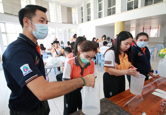 ภาพกิจกรรม คณะวิทยาศาสตร์และเทคโนโลยี ร่วมกับสำนักบริการวิชาการและจัดหารายได้ จัดอบรมเชิงปฏิบัติการ KPRU DIY แอลกอฮอล์เจลสู้ไวรัส COVID-19