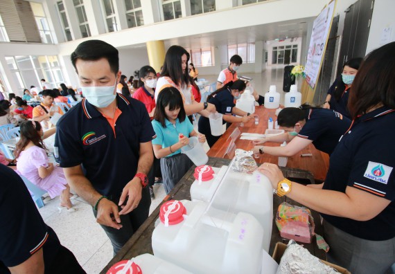 ภาพกิจกรรม คณะวิทยาศาสตร์และเทคโนโลยี ร่วมกับสำนักบริการวิชาการและจัดหารายได้ จัดอบรมเชิงปฏิบัติการ KPRU DIY แอลกอฮอล์เจลสู้ไวรัส COVID-19