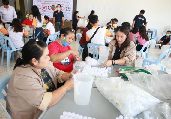 ภาพกิจกรรม คณะวิทยาศาสตร์และเทคโนโลยี ร่วมกับสำนักบริการวิชาการและจัดหารายได้ จัดอบรมเชิงปฏิบัติการ KPRU DIY แอลกอฮอล์เจลสู้ไวรัส COVID-19
