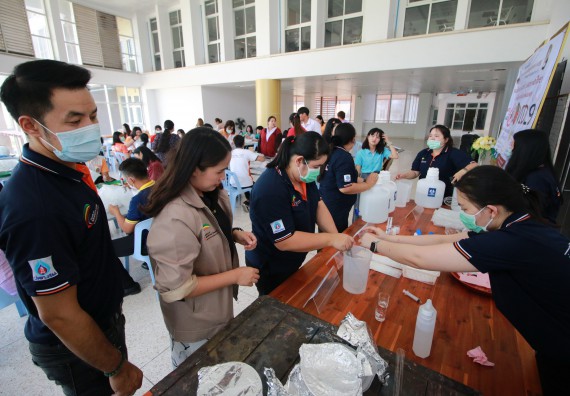 ภาพกิจกรรม คณะวิทยาศาสตร์และเทคโนโลยี ร่วมกับสำนักบริการวิชาการและจัดหารายได้ จัดอบรมเชิงปฏิบัติการ KPRU DIY แอลกอฮอล์เจลสู้ไวรัส COVID-19