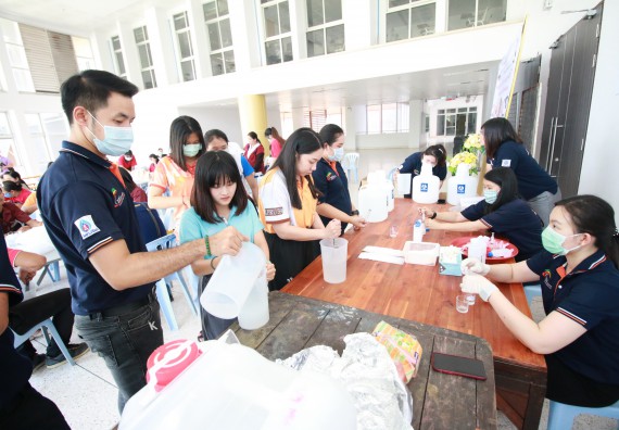 ภาพกิจกรรม คณะวิทยาศาสตร์และเทคโนโลยี ร่วมกับสำนักบริการวิชาการและจัดหารายได้ จัดอบรมเชิงปฏิบัติการ KPRU DIY แอลกอฮอล์เจลสู้ไวรัส COVID-19