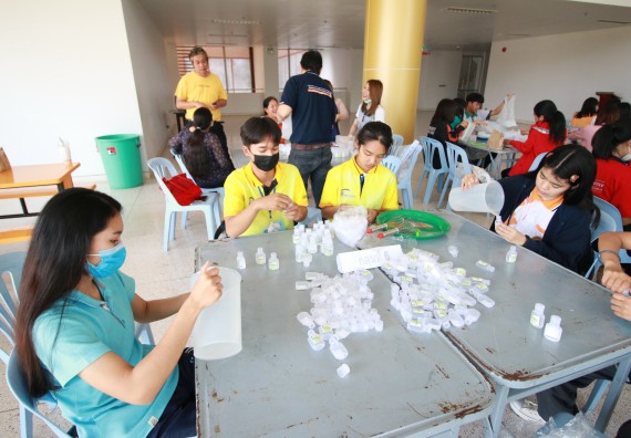 ภาพกิจกรรม คณะวิทยาศาสตร์และเทคโนโลยี ร่วมกับสำนักบริการวิชาการและจัดหารายได้ จัดอบรมเชิงปฏิบัติการ KPRU DIY แอลกอฮอล์เจลสู้ไวรัส COVID-19