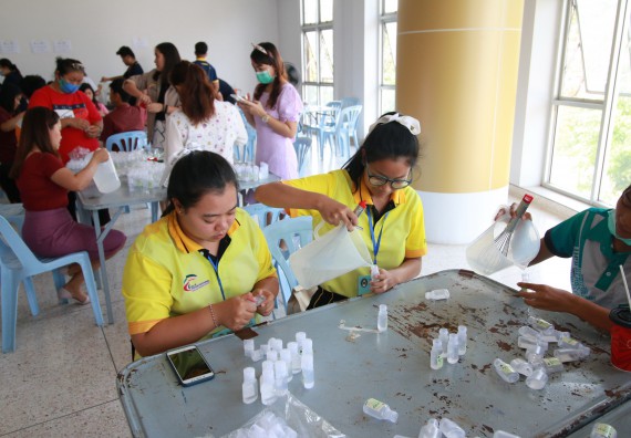 ภาพกิจกรรม คณะวิทยาศาสตร์และเทคโนโลยี ร่วมกับสำนักบริการวิชาการและจัดหารายได้ จัดอบรมเชิงปฏิบัติการ KPRU DIY แอลกอฮอล์เจลสู้ไวรัส COVID-19