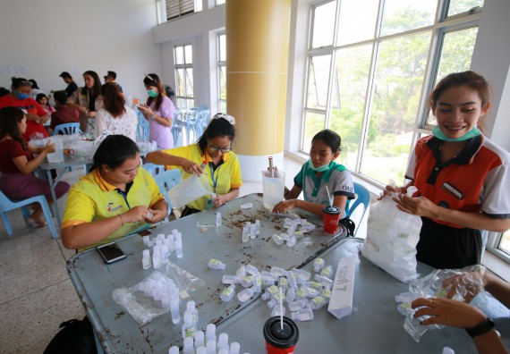 ภาพกิจกรรม คณะวิทยาศาสตร์และเทคโนโลยี ร่วมกับสำนักบริการวิชาการและจัดหารายได้ จัดอบรมเชิงปฏิบัติการ KPRU DIY แอลกอฮอล์เจลสู้ไวรัส COVID-19