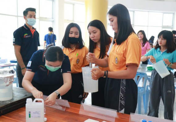 ภาพกิจกรรม คณะวิทยาศาสตร์และเทคโนโลยี ร่วมกับสำนักบริการวิชาการและจัดหารายได้ จัดอบรมเชิงปฏิบัติการ KPRU DIY แอลกอฮอล์เจลสู้ไวรัส COVID-19