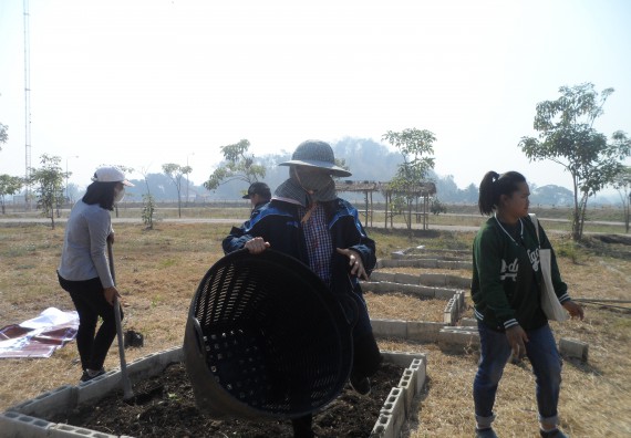 ภาพกิจกรรม  โปรแกรมวิชาเกษตรศาสตร์ จัดอบรม เรื่อง หลุมพอเพียงกับการปลูกพืช