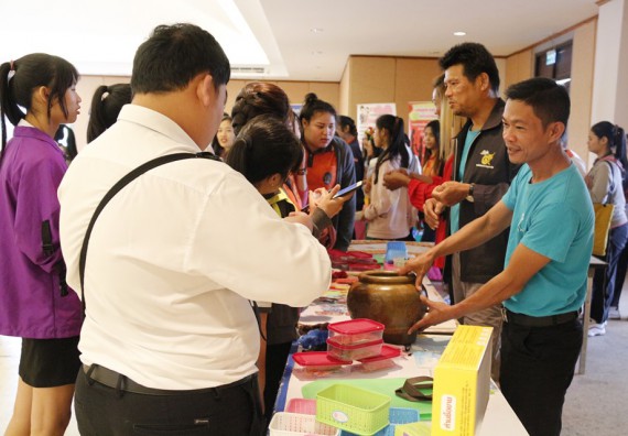 ภาพกิจกรรม คณะวิทยาศาสตร์และเทคโนโลยี เข้าร่วม โครงการวันเอดส์โลก