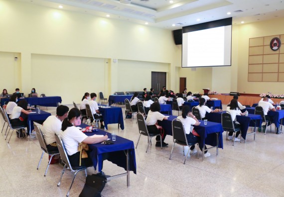 ภาพกิจกรรม โปรแกรมวิชาเคมี จัดอบรมเตรียมความพร้อมทางการเรียนให้นักศึกษาใหม่โปรแกรมวิชาเคมี หลักสูตร ค.บ.