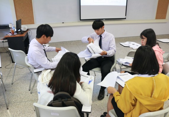 ภาพกิจกรรม โปรแกรมวิชาเคมี จัดโครงการพัฒนาจิตวิญญาณความเป็นครูสู่การเป็นครูมืออาชีพ และเส้นทางสู่อาชีพครูในอนาคต