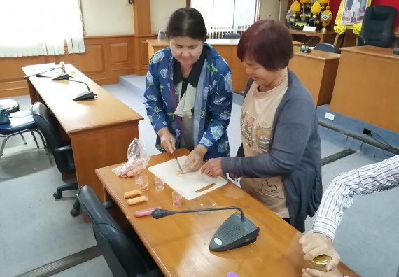 ภาพกิจกรรม โปรแกรมวิชาวิทยาศาสตร์และเทคโนโลยีการอาหาร จัดอบรมเชิงปฏิบัติการ เรื่อง การผลิตอาหารให้ปลอดภัย