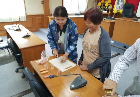 ภาพกิจกรรม โปรแกรมวิชาวิทยาศาสตร์และเทคโนโลยีการอาหาร จัดอบรมเชิงปฏิบัติการ เรื่อง การผลิตอาหารให้ปลอดภัย