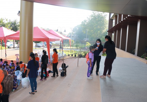 ภาพกิจกรรม คณะวิทยาศาสตร์และเทคโนโลยี จัดค่ายวิทยาศาสตร์โรงเรียนสาธิต (ภายใต้ความร่วมมือระหว่าง สำนักงานเขตพื้นที่การศึกษากำแพงเพชร เขต 1 กับมหาวิทยาลัยราชภัฏกำแพงเพชร) ระดับประถมศึกษาปีที่ 1-6