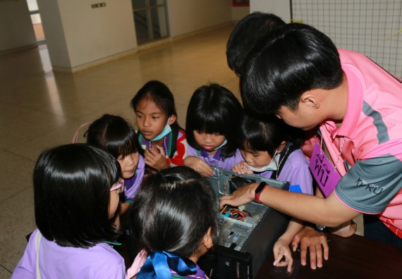 ภาพกิจกรรม คณะวิทยาศาสตร์และเทคโนโลยี จัดค่ายวิทยาศาสตร์โรงเรียนสาธิต (ภายใต้ความร่วมมือระหว่าง สำนักงานเขตพื้นที่การศึกษากำแพงเพชร เขต 1 กับมหาวิทยาลัยราชภัฏกำแพงเพชร) ระดับประถมศึกษาปีที่ 1-6