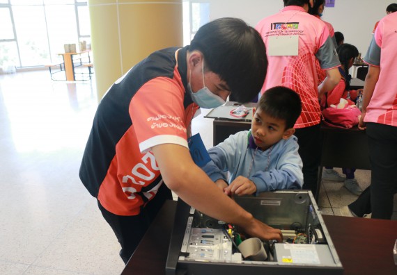 ภาพกิจกรรม คณะวิทยาศาสตร์และเทคโนโลยี จัดค่ายวิทยาศาสตร์โรงเรียนสาธิต (ภายใต้ความร่วมมือระหว่าง สำนักงานเขตพื้นที่การศึกษากำแพงเพชร เขต 1 กับมหาวิทยาลัยราชภัฏกำแพงเพชร) ระดับประถมศึกษาปีที่ 1-6