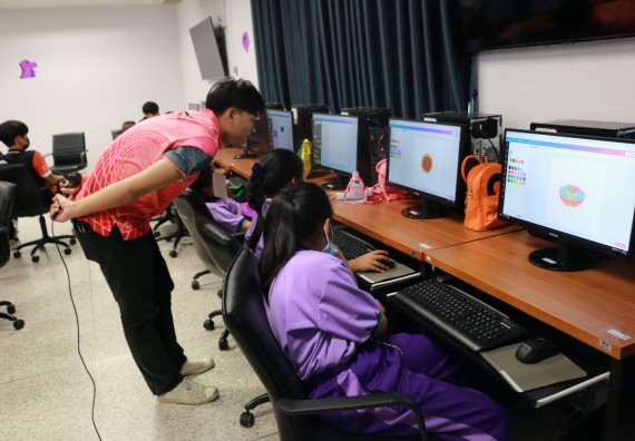 ภาพกิจกรรม คณะวิทยาศาสตร์และเทคโนโลยี จัดค่ายวิทยาศาสตร์โรงเรียนสาธิต (ภายใต้ความร่วมมือระหว่าง สำนักงานเขตพื้นที่การศึกษากำแพงเพชร เขต 1 กับมหาวิทยาลัยราชภัฏกำแพงเพชร) ระดับประถมศึกษาปีที่ 1-6