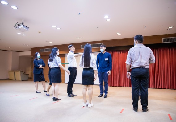 ภาพกิจกรรม คณะวิทยาศาสตร์และเทคโนโลยี จัดพิธีฝึกซ้อมรับพระราชทานปริญญาบัตร กลุ่มย่อย คณะวิทยาศาสตร์และเทคโนโลยี ประจำปีการศึกษา 2559-2560