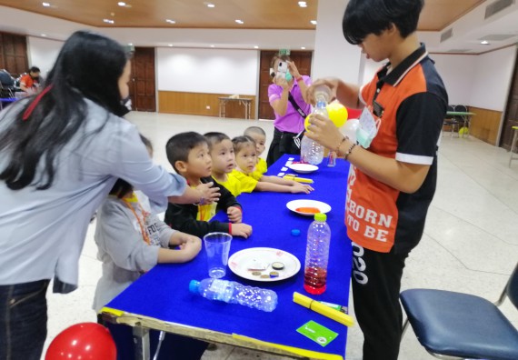 ภาพกิจกรรม คณะวิทยาศาสตร์และเทคโนโลยี จัดค่ายวิทยาศาสตร์โรงเรียนสาธิตฯ ระดับอนุบาล 1-2