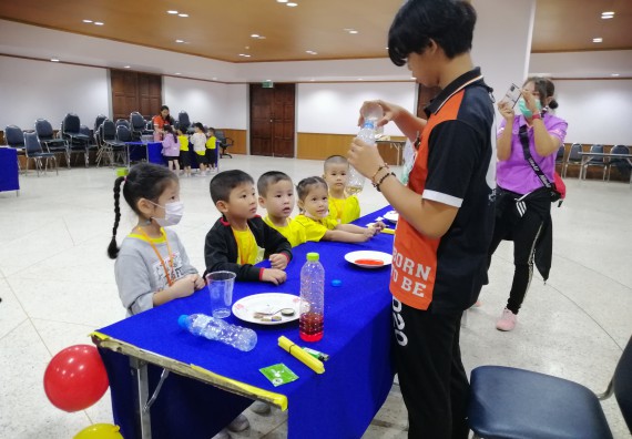 ภาพกิจกรรม คณะวิทยาศาสตร์และเทคโนโลยี จัดค่ายวิทยาศาสตร์โรงเรียนสาธิตฯ ระดับอนุบาล 1-2