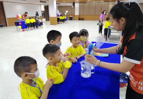 ภาพกิจกรรม คณะวิทยาศาสตร์และเทคโนโลยี จัดค่ายวิทยาศาสตร์โรงเรียนสาธิตฯ ระดับอนุบาล 1-2