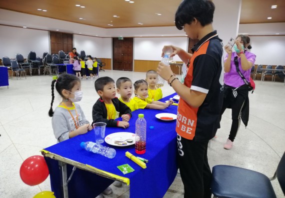 ภาพกิจกรรม คณะวิทยาศาสตร์และเทคโนโลยี จัดค่ายวิทยาศาสตร์โรงเรียนสาธิตฯ ระดับอนุบาล 1-2