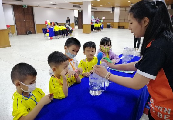 ภาพกิจกรรม คณะวิทยาศาสตร์และเทคโนโลยี จัดค่ายวิทยาศาสตร์โรงเรียนสาธิตฯ ระดับอนุบาล 1-2