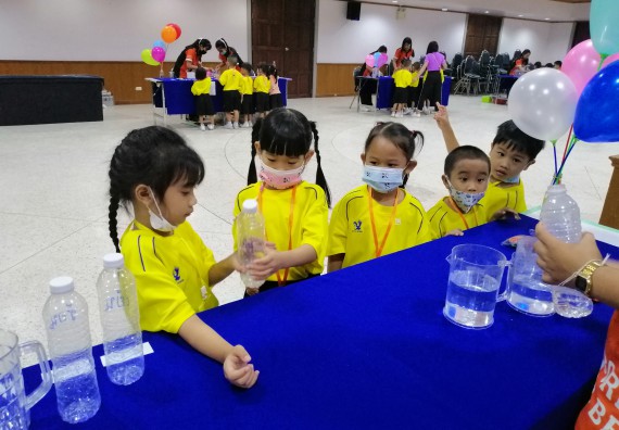 ภาพกิจกรรม คณะวิทยาศาสตร์และเทคโนโลยี จัดค่ายวิทยาศาสตร์โรงเรียนสาธิตฯ ระดับอนุบาล 1-2