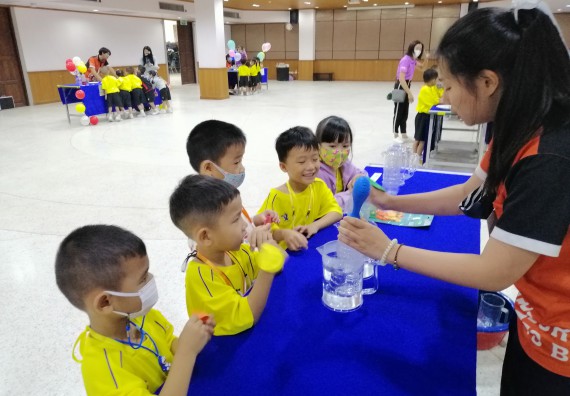 ภาพกิจกรรม คณะวิทยาศาสตร์และเทคโนโลยี จัดค่ายวิทยาศาสตร์โรงเรียนสาธิตฯ ระดับอนุบาล 1-2