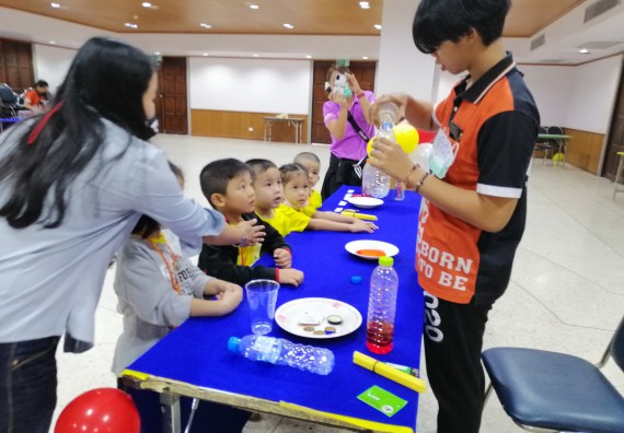 ภาพกิจกรรม คณะวิทยาศาสตร์และเทคโนโลยี จัดค่ายวิทยาศาสตร์โรงเรียนสาธิตฯ ระดับอนุบาล 1-2