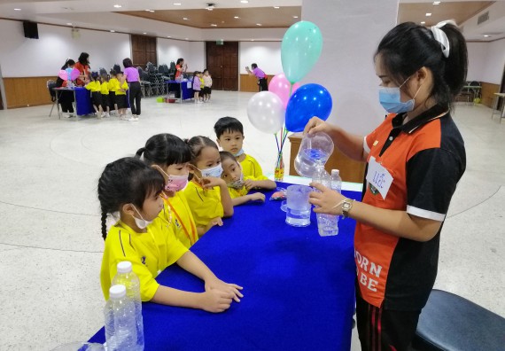 ภาพกิจกรรม คณะวิทยาศาสตร์และเทคโนโลยี จัดค่ายวิทยาศาสตร์โรงเรียนสาธิตฯ ระดับอนุบาล 1-2
