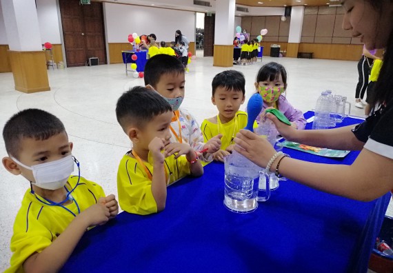 ภาพกิจกรรม คณะวิทยาศาสตร์และเทคโนโลยี จัดค่ายวิทยาศาสตร์โรงเรียนสาธิตฯ ระดับอนุบาล 1-2