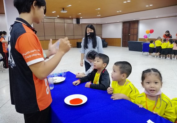 ภาพกิจกรรม คณะวิทยาศาสตร์และเทคโนโลยี จัดค่ายวิทยาศาสตร์โรงเรียนสาธิตฯ ระดับอนุบาล 1-2