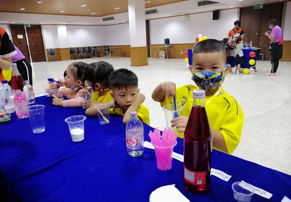 ภาพกิจกรรม คณะวิทยาศาสตร์และเทคโนโลยี จัดค่ายวิทยาศาสตร์โรงเรียนสาธิตฯ ระดับอนุบาล 1-2