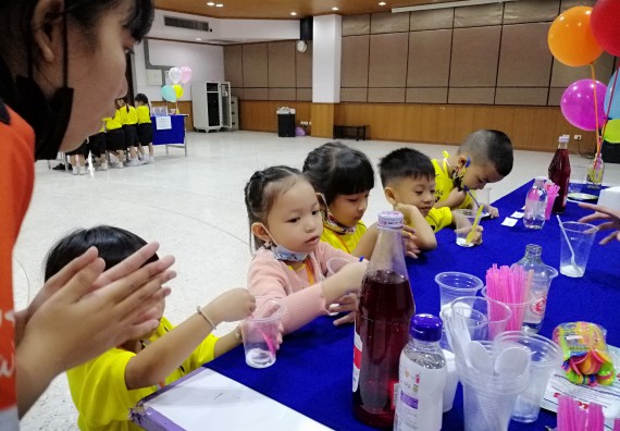 ภาพกิจกรรม คณะวิทยาศาสตร์และเทคโนโลยี จัดค่ายวิทยาศาสตร์โรงเรียนสาธิตฯ ระดับอนุบาล 1-2