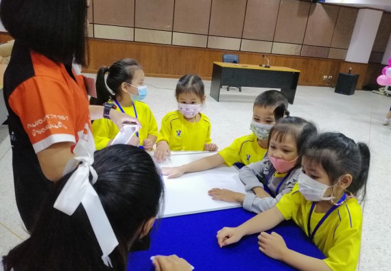 ภาพกิจกรรม คณะวิทยาศาสตร์และเทคโนโลยี จัดค่ายวิทยาศาสตร์โรงเรียนสาธิตฯ ระดับอนุบาล 1-2