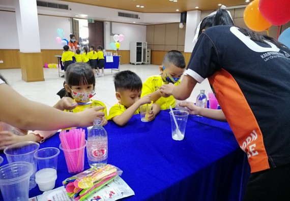 ภาพกิจกรรม คณะวิทยาศาสตร์และเทคโนโลยี จัดค่ายวิทยาศาสตร์โรงเรียนสาธิตฯ ระดับอนุบาล 1-2