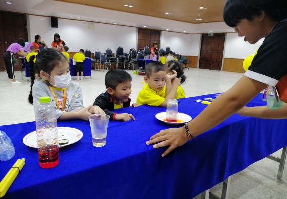 ภาพกิจกรรม คณะวิทยาศาสตร์และเทคโนโลยี จัดค่ายวิทยาศาสตร์โรงเรียนสาธิตฯ ระดับอนุบาล 1-2