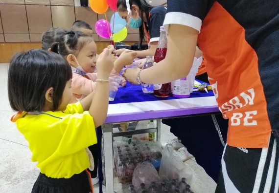 ภาพกิจกรรม คณะวิทยาศาสตร์และเทคโนโลยี จัดค่ายวิทยาศาสตร์โรงเรียนสาธิตฯ ระดับอนุบาล 1-2