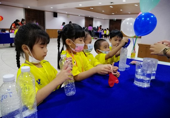 ภาพกิจกรรม คณะวิทยาศาสตร์และเทคโนโลยี จัดค่ายวิทยาศาสตร์โรงเรียนสาธิตฯ ระดับอนุบาล 1-2