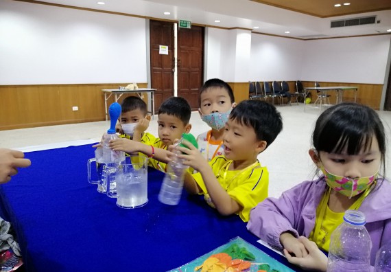 ภาพกิจกรรม คณะวิทยาศาสตร์และเทคโนโลยี จัดค่ายวิทยาศาสตร์โรงเรียนสาธิตฯ ระดับอนุบาล 1-2