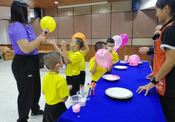 ภาพกิจกรรม คณะวิทยาศาสตร์และเทคโนโลยี จัดค่ายวิทยาศาสตร์โรงเรียนสาธิตฯ ระดับอนุบาล 1-2