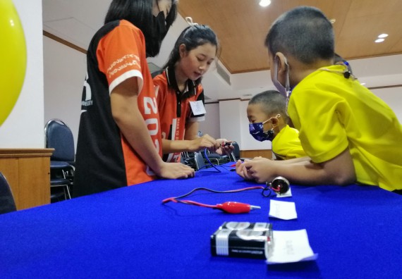 ภาพกิจกรรม คณะวิทยาศาสตร์และเทคโนโลยี จัดค่ายวิทยาศาสตร์โรงเรียนสาธิตฯ ระดับอนุบาล 1-2