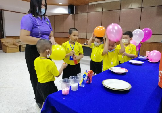 ภาพกิจกรรม คณะวิทยาศาสตร์และเทคโนโลยี จัดค่ายวิทยาศาสตร์โรงเรียนสาธิตฯ ระดับอนุบาล 1-2